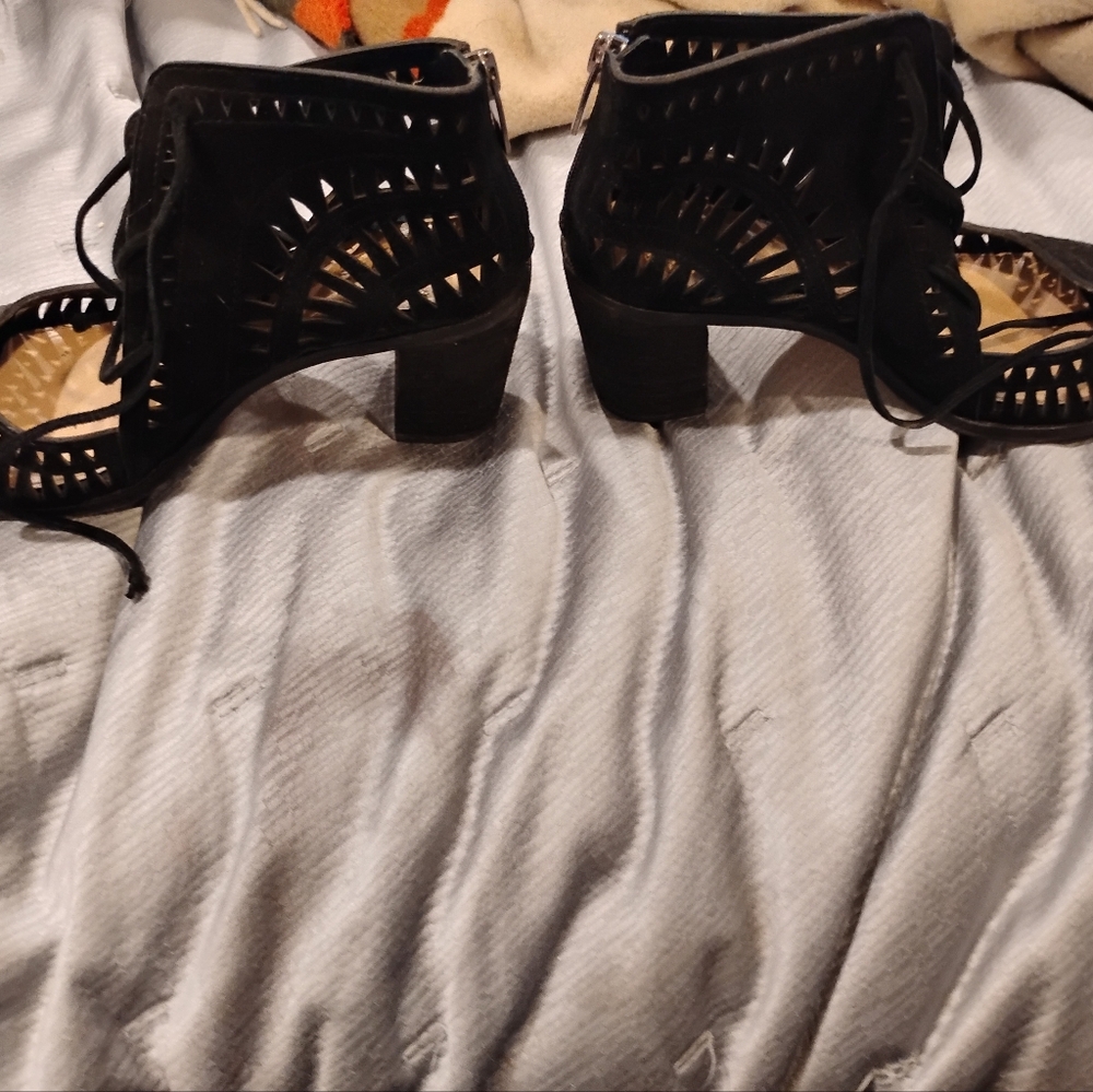 Vince Camuto black lace up ankle high shoes size 6.5 No Flaws - Picture 3 of 4